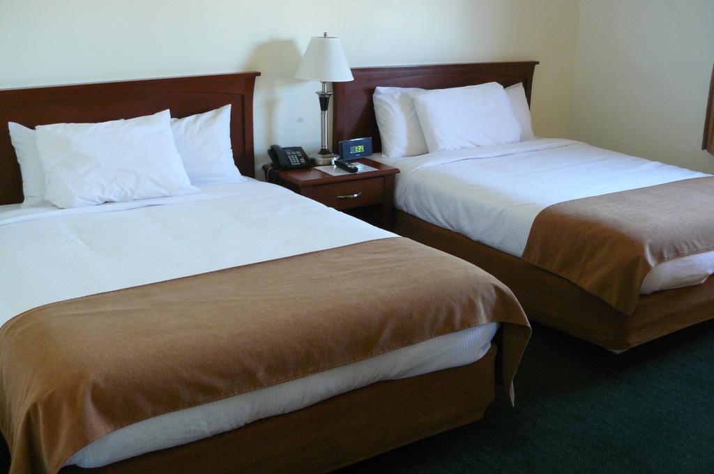 Ptarmigan Inn Hay River 客房 照片